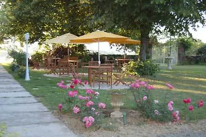 فندق Chateau De ميراك